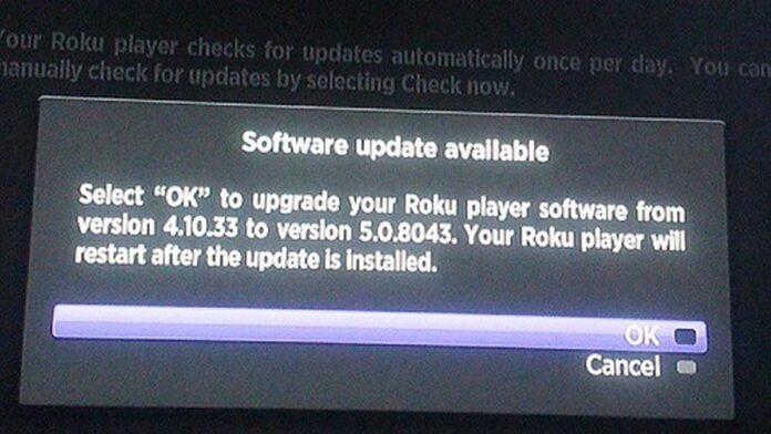 fone-de-ouvido-sem-fio-na-roku-tv-veja-como-ouvir- Smartphone exibindo aplicativo da Roku com ícone de áudio ao lado de uma TV ligada, ilustrando conexão sem fio.