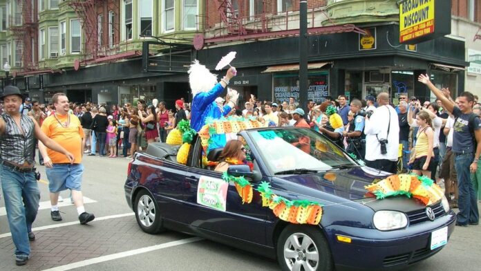 Executivo analisando gráficos de desempenho financeiro em um tablet em ambiente moderno de escritório.