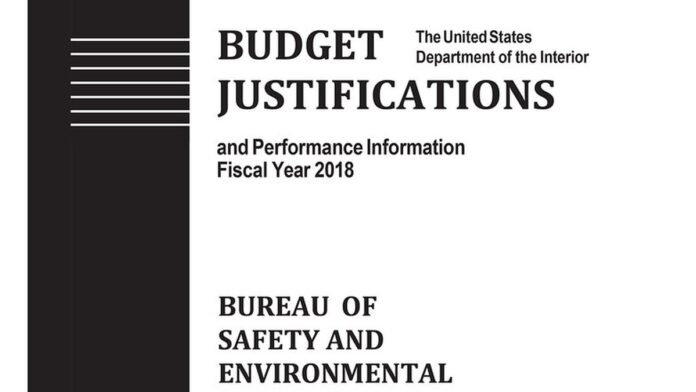 Equipamento industrial em ambiente de plataforma offshore com esquema de reciclagem e gestão de resíduos organizados.