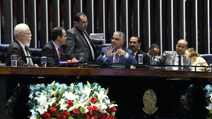 Jogadores do Fortaleza comemoram gol em partida da Copa do Nordeste, vestindo uniforme tricolor em campo.