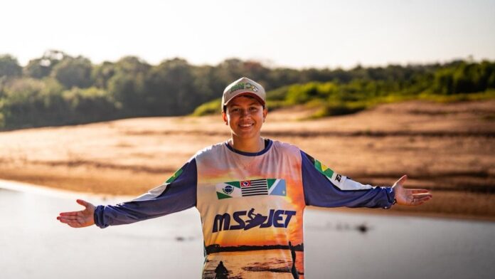 fotojornalista-do-acre-finalista-de-pr-mio-naciona Fotojornalística de indígena em aldeia, com foco em expressão e elementos culturais, sob luz natural do Acre.