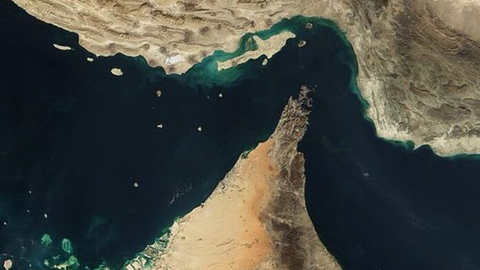 Grande navio petroleiro navegando em mar aberto, com horizonte ao fundo sob luz do dia.