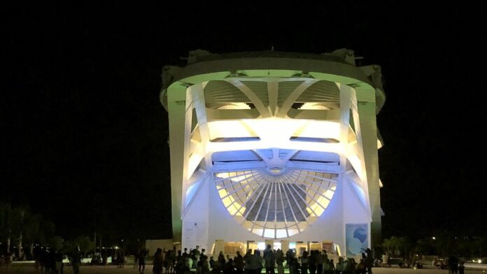 Pessoas em frente a um prédio histórico da Fundação Cultural do Pará, em TIER3A.