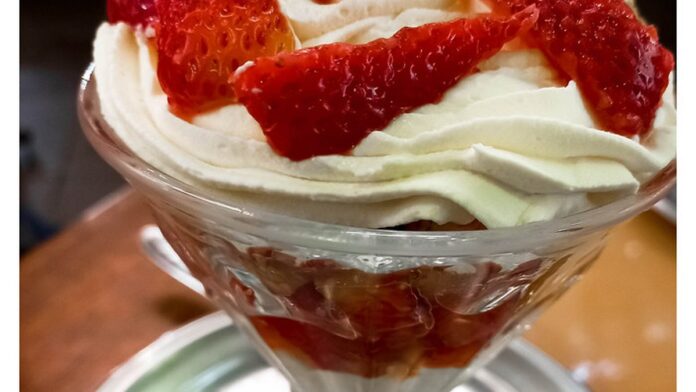 Smartphone Galaxy S26 sobre uma mesa, exibindo ícones de segurança na tela e acabamento metálico elegante.