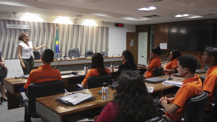 Ginasta Geovanna Santos executando movimento com fita longa em apresentação na Copa do Mundo de Ginástica Rítmica.