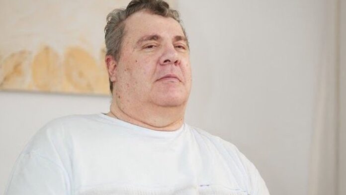 Retrato em preto e branco de Gerson Brenner sorrindo, com traços de sua juventude como ator de televisão.