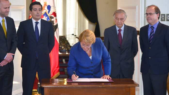 Vista aérea de uma represa em São Paulo com nível de água visível próximo a uma estação de tratamento.