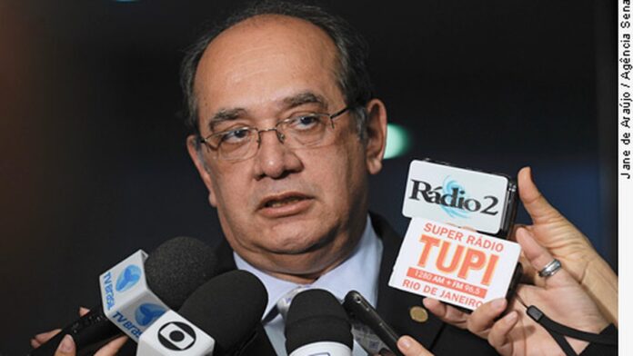 Ministro do STF em sala de audiências, com expressão séria durante discurso.