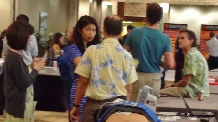 gnl-n-o-protege-o-hava-da-pr-xima-crise-energ-tica Instalação industrial de processamento de gás natural com tanques metálicos sob céu nublado no Havaí.