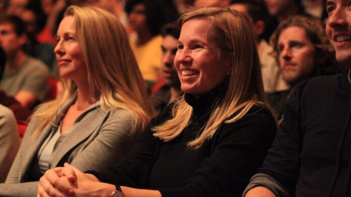 Pessoa trabalhando em um laptop em um ambiente de escritório moderno, com foco em tecnologia e desenvolvimento.