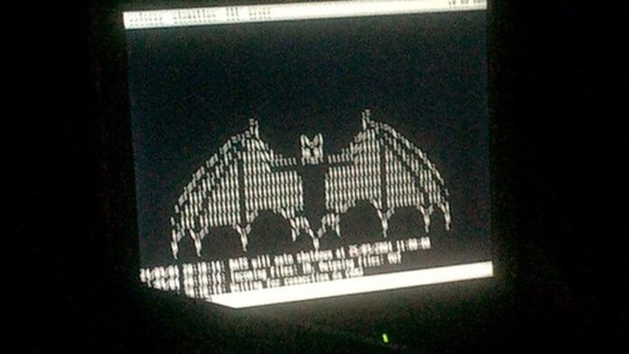 Pessoa segura um cartão de crédito aproximando-o de uma maquininha de pagamento em um balcão de loja.