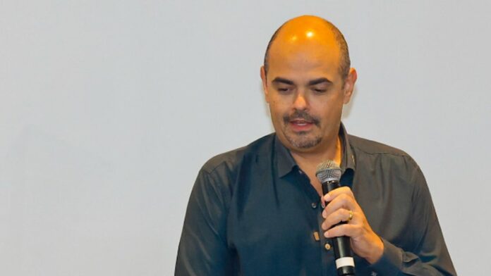 Governador Mateus Simões discursa em evento solene com autoridades, durante transferência da sede do governo mineiro.