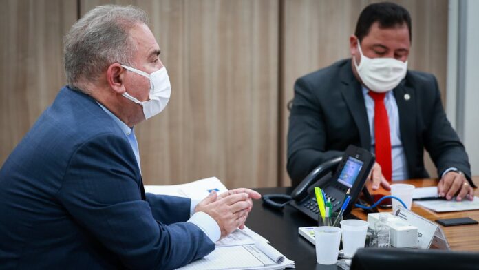 Oficiais entregam documentos de regularização ambiental a produtores rurais em evento público ao ar livre.