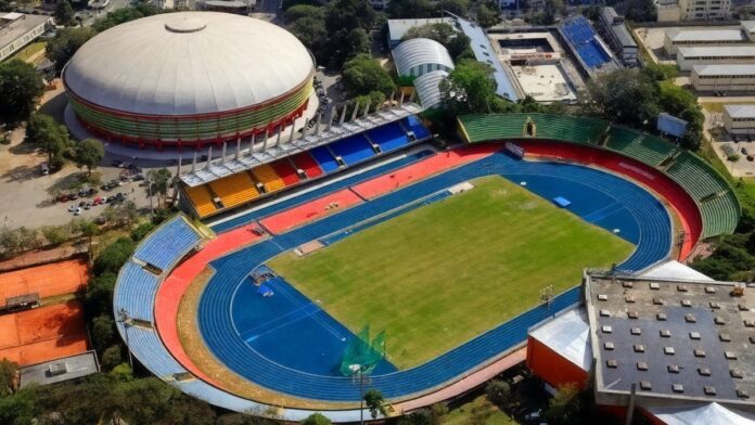 Vista aérea do Complexo Esportivo do Ibirapuera, destacando o ginásio e as quadras em meio à área verde.
