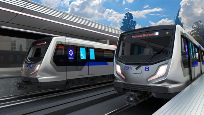 Interior de um trem moderno do Metrô de São Paulo com bancos azuis e ambiente iluminado e espaçoso.