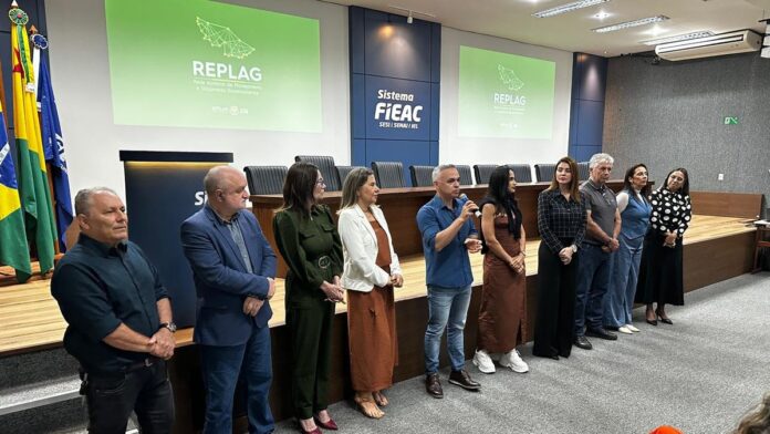 governo-do-acre-lan-a-seis-planos-estrat-gicos-set Gestores públicos e autoridades reunidos em mesa de trabalho, analisando documentos e planos de gestão em sala oficial.