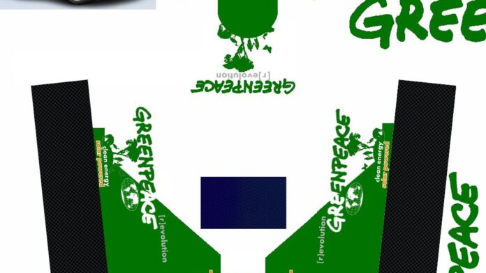 Ativista costurando banners reutilizados para criar ecobags com kits de higiene menstrual em oficina em Manaus.