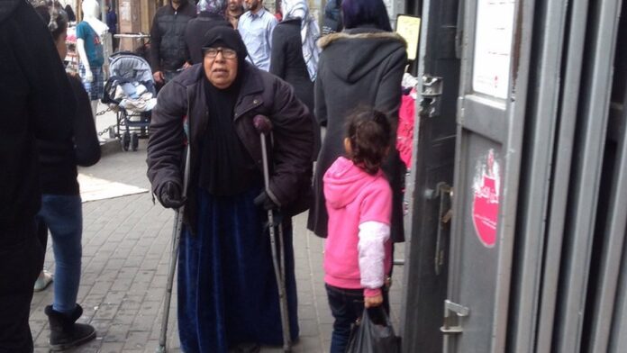 Parque eólico com turbinas girando sob um céu azul, simbolizando investimentos em energia renovável.
