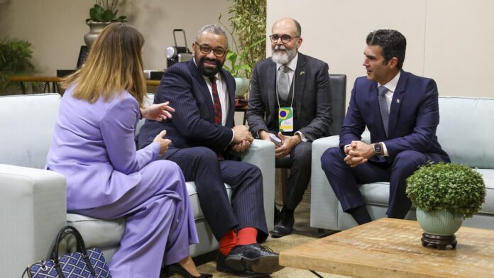Famílias recebem chaves de novas casas em condomínio habitacional em Belém.