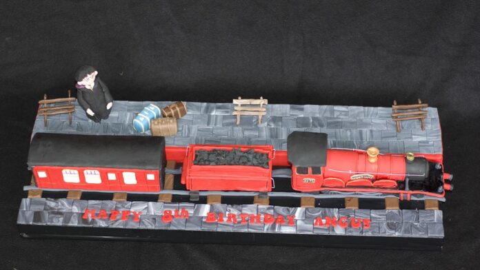 Cena do trailer da série de Harry Potter mostrando o icônico castelo de Hogwarts iluminado à noite em estilo cinematográfico.