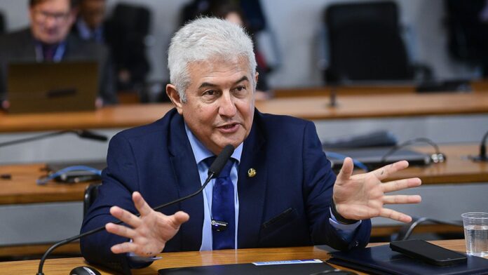 Drone militar e robô terrestre em ambiente de testes, destacando tecnologia de propulsão a hidrogênio.