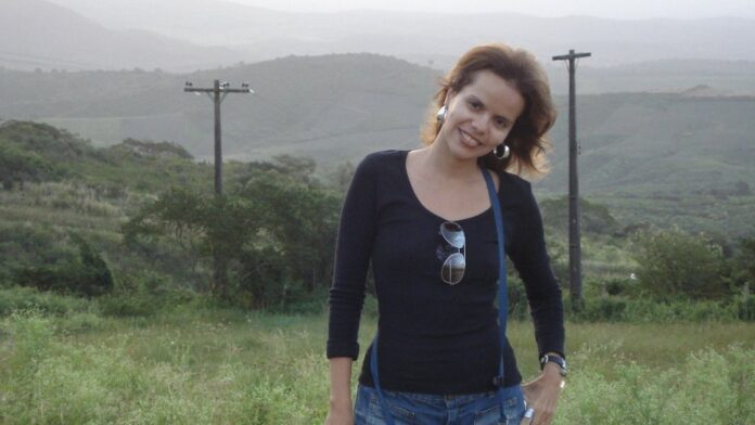 Fachada moderna do Hospital de Trauma com ambulâncias estacionadas e movimentação de profissionais na entrada.