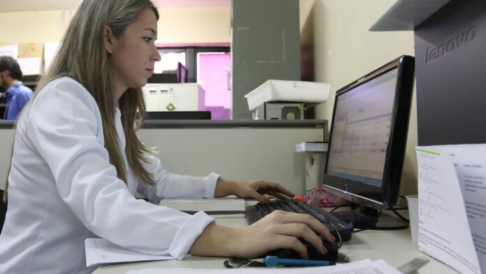 Fachada do Hospital Regional de Guarabira com movimentação de pessoas e ambulâncias no estacionamento.
