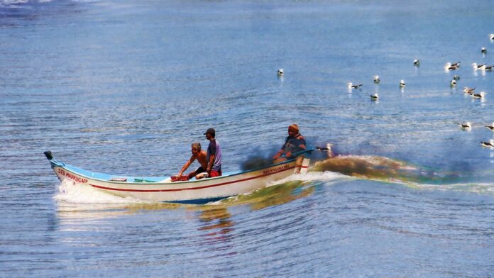Equipe médica de avental branco realizando procedimentos em ambiente hospitalar iluminado e equipado.