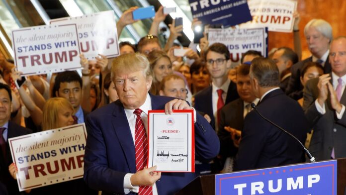 Agentes de imigração uniformizados com insígnias ICE patrulham um terminal de aeroporto movimentado.