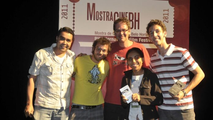 Igor Vinícius, jogador do Santos, corre pelo gramado durante partida, vestindo o uniforme da equipe.