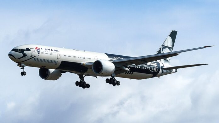 Representantes do governo espanhol e autoridades eclesiásticas apertam as mãos durante assinatura de documento oficial.