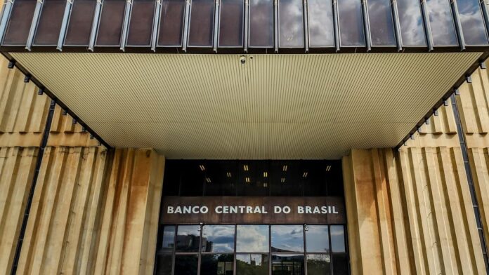 infla-o-sobe-para-4-17-em-2026-aponta-mercado-no-b Gráfico de linhas ascendentes em tom azul, simbolizando crescimento de índices financeiros sobre um fundo de mercado.