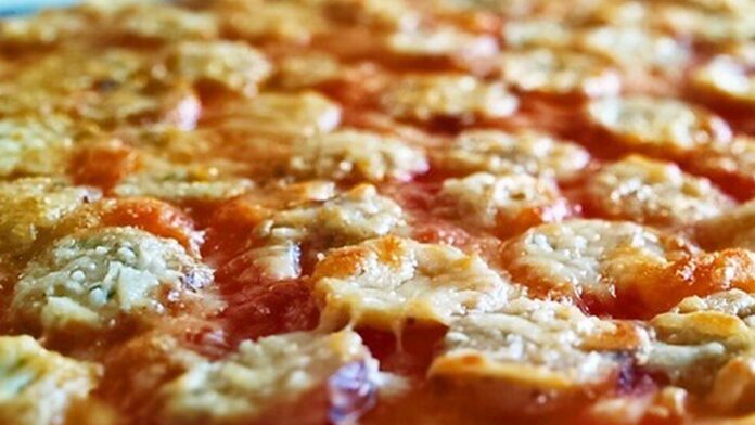 Smartphone exibindo o aplicativo Instacart com ícones de cupons e ofertas de supermercado em destaque na tela.