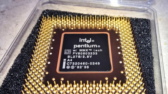 Primeiro processador Intel Pentium exibido em um fundo neutro, destacando detalhes metálicos e pinos de conexão.