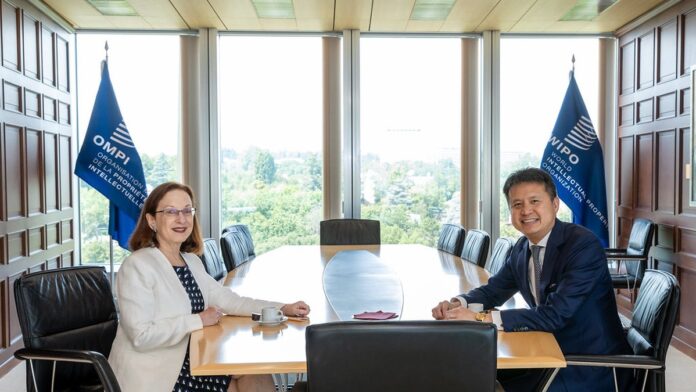 Representação 3D de um cérebro humano formado por circuitos digitais e conexões de rede em tons de azul e dourado.