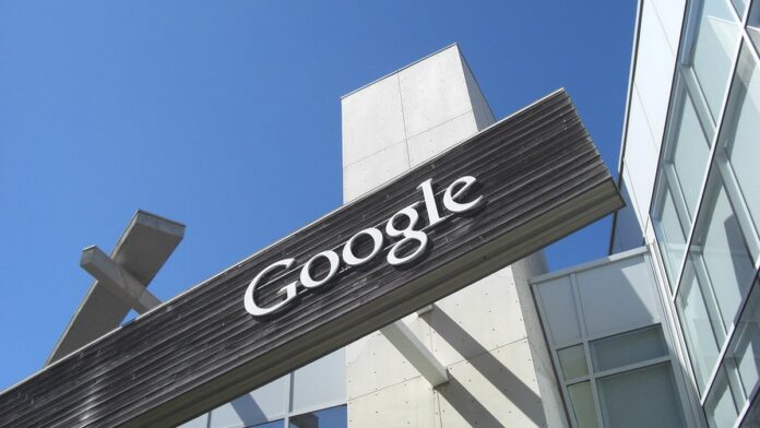 Centro de processamento de dados com fileiras de servidores iluminados por luzes azuis em ambiente escuro.