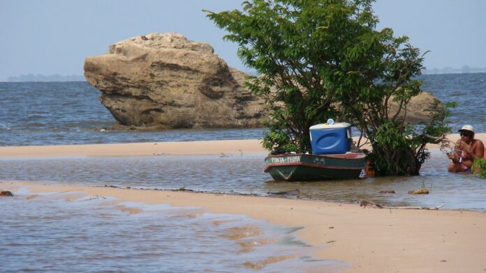 Canos de esgoto expostos em uma vala aberta na rua, ilustrando a infraestrutura urbana precária.
