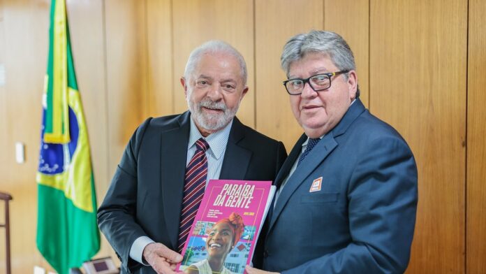 Governador João Azevêdo e governador Paulo Dantas apertam as mãos durante reunião sobre investimentos na Paraíba.
