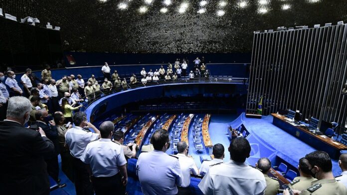 Gráfico ou foto de fundo com elementos de sustentabilidade, como ícones de energia limpa e conexões financeiras globais.