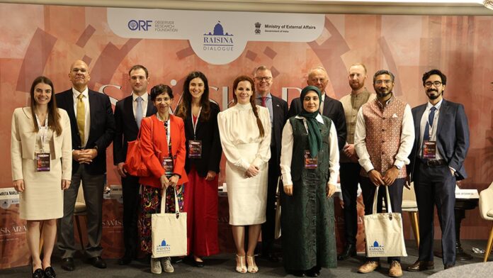 Representantes do Ipea em reunião diplomática e mesas de negociação com autoridades estrangeiras em fórum na Índia.