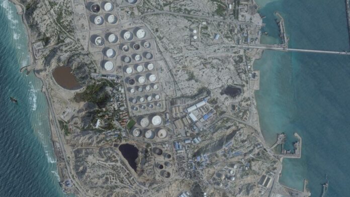 Petroleiro navegando em águas abertas com fumaça saindo de uma das seções do convés após possível explosão.