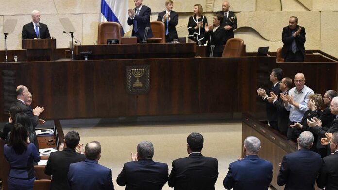 Soldado em posto de controle observando passantes com arma portátil.