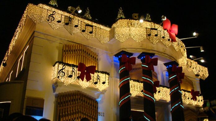 Adolescente utiliza smartphone com interface bancária moderna, refletindo a nova conta digital do Itaú Personnalité.