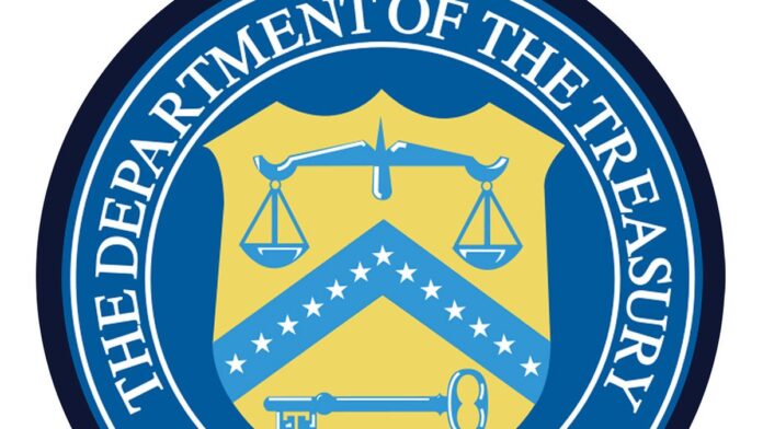 Jack White em performance intensa, segurando uma guitarra elétrica no palco com iluminação azulada.