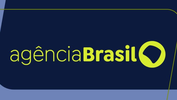 Jader Filho conversa com moradores em rua alagada de Marituba, observando os danos causados pela enchente no Pará.