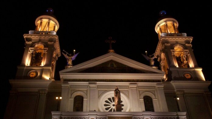 Pintura clássica retratando Jesus de Nazaré com traços humanos e olhar sereno, em estilo artístico renascentista.