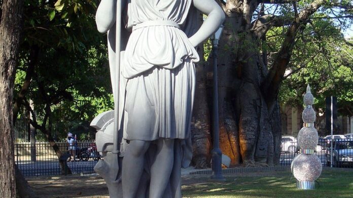 jo-o-pinto-fc-vence-pi-arreira-e-conquista-copa-po Jogadores do João Pinto FC comemoram a conquista da taça em campo, vestindo uniformes esportivos no estádio.