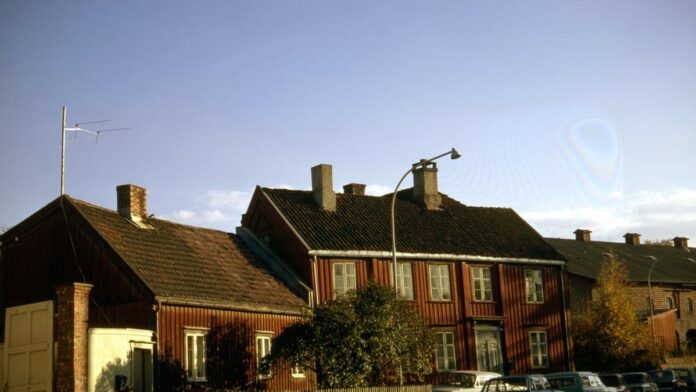 Grande navio cargueiro graneleiro navegando em mar aberto, visto de lado sob céu claro.