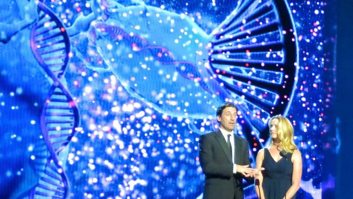 jon-hamm-rev-mad-men-pela-primeira-vez-desde-o-fim Jon Hamm, de terno e gravata, em uma cena clássica como Don Draper na série Mad Men.