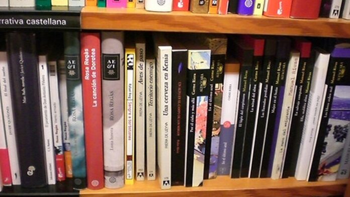 Petrônio Souto autografa seu primeiro livro em evento na Fundação Casa de José Américo, cercado por convidados.